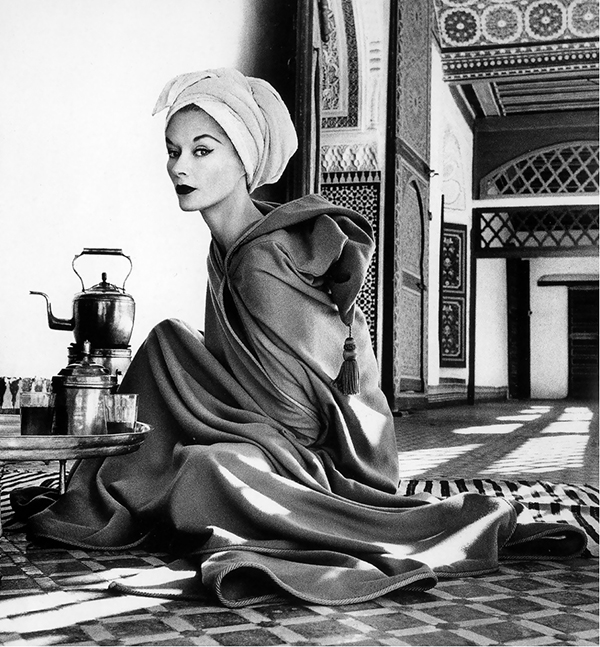 Lisa Fonssagrives su Jean D&egrave;sses chalatu, La Bahia Palace Marrakech, Morocco, 1951, Irving Penn, Vogue, 1952 sausis