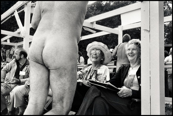 Tai nudistas Bakersfield, California, 1953. Nuotrauka padaryta renginio Misteris Nudistas metu. &Scaron;is dalyvis bando paveikti teisėjus. Jis pralaimėjo. Elliott Erwitt